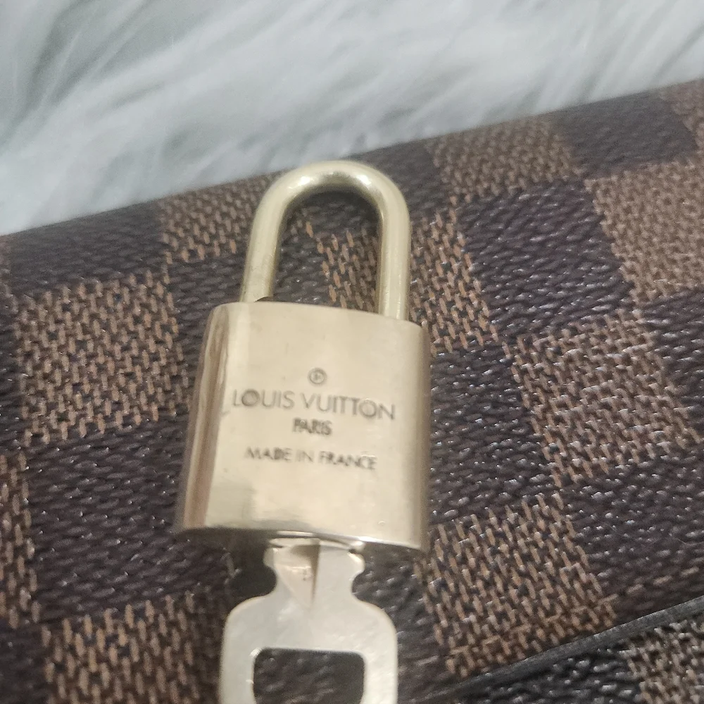 Louis Vuitton Gold-tone LV Padlock and Key 318 - Picture 4 of 7